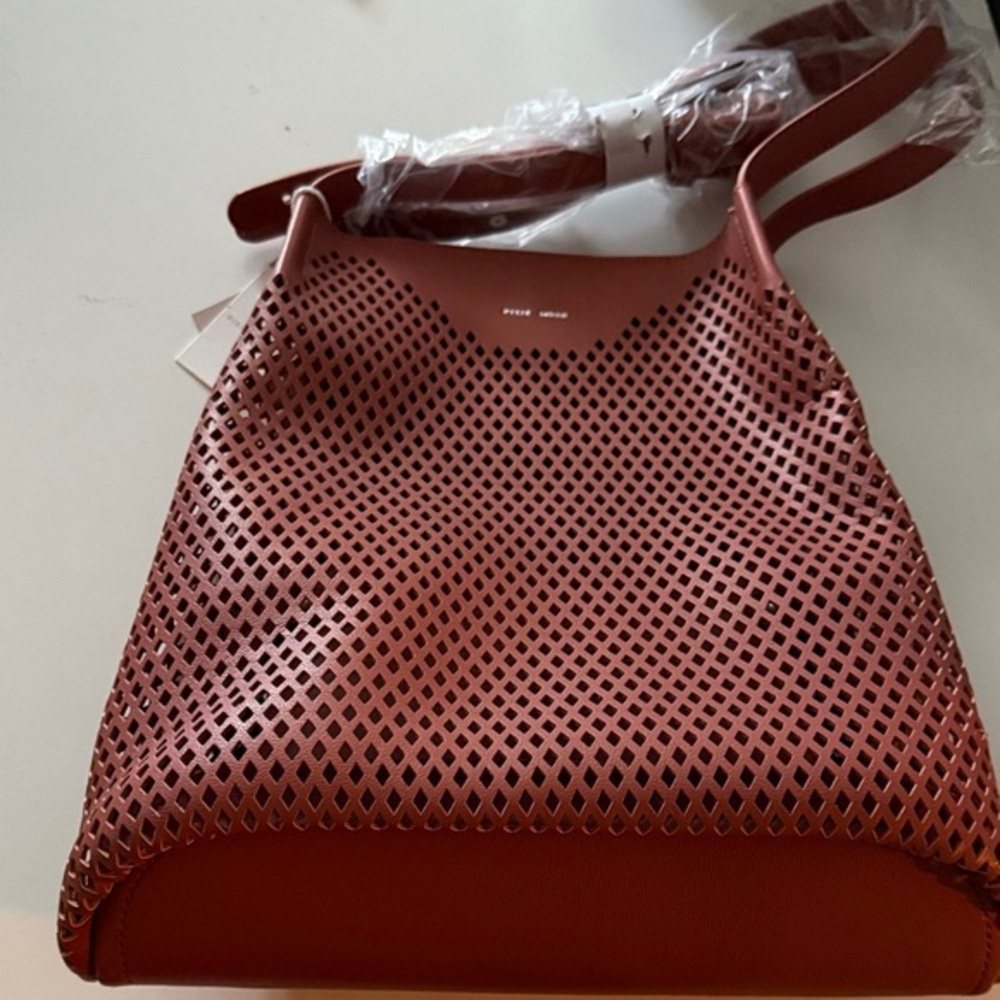 Shoulder bag in bag purse with adjustable length.